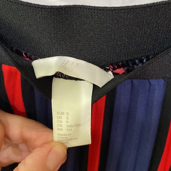 H&M pleated A-Line skirt. - Picture 2 of 4